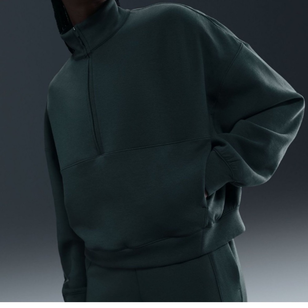 Nike women’s 1/2 zip swearshirt